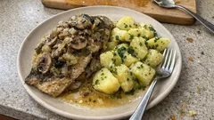 Zapečený kapr se žampiony z trouby – šťavnatý a jemný, hotový za 20 minut