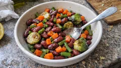 Teplý fazolový salát s růžičkovou kapustou: rychlá večeře rovnou z pánve