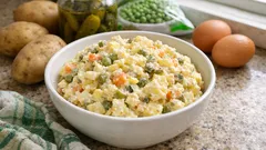 Bramborový salát na svátky: s kořenovou zeleninou, vejci a křupavými okurkami