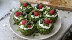 Mechové muffiny se špenátem: nadýchané těsto, krém z mascarpone a ovoce navrch