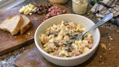 Salát Emerald: krémový chlebíčkový salát s houbami, šunkou a parmezánem