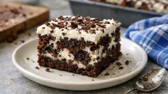 Stracciatella na plech: vláčná tvarohová buchta s kakaovým mramorem