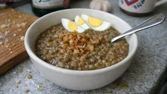 Čočka na kyselo po česku: sytý oběd, který zvládnete z pár surovin