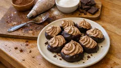 Kakaové pusinky máčené v hořké čokoládě – křehké cukroví z pár surovin