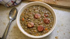 Poctivá čočková polévka s párkem: hustá, krémová a hotová bez složitostí