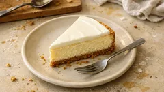 Krémový pečený cheesecake se sušenkovým základem: jemný a bez prasklin