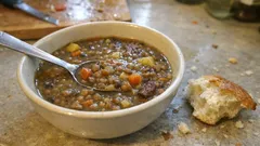 Hustá babiččina čočková polévka s jíškou – poctivá klasika, která zasytí