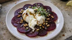 Červená řepa s burratou a piniovými oříšky: předkrm, který vypadá jako z bistra
