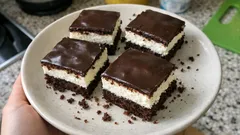 Míša řezy jako od babičky: nadýchaný kakaový korpus, tvarohový krém a lesklá poleva